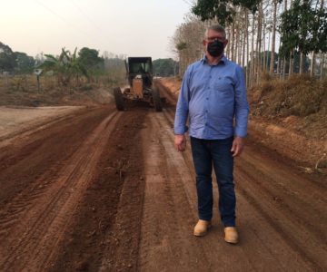 Zona Rural: Vice-prefeito de Rolim de Moura, Alcides Rosa acompanha cascalhamento das vicinais