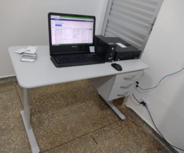 Vara do Trabalho doa mobília para sala do teste do pezinho da Policlínica de Rolim de Moura