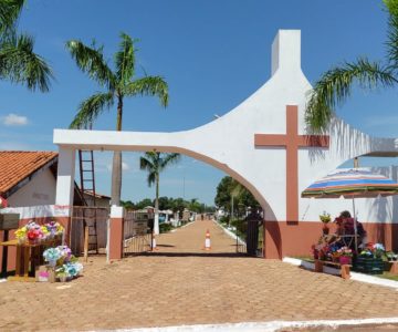 Rolim de Moura: Secretaria de obras realiza limpeza do cemitério para dia de finados