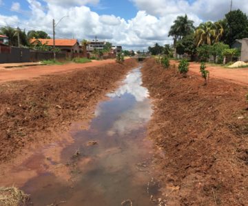 Prefeitura inicia limpeza de bueiros e igarapés em Rolim de Moura