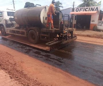 Avenida São Paulo recebe a imprimação asfáltica no bairro Beira Rio em Rolim de Moura