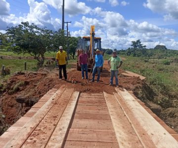 Secretaria de obras de Rolim de Moura não para e anuncia recuperação da ponte na linha 176 e recuperação dos travessões da 196 a 204