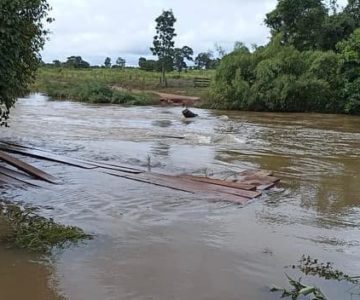 Força das águas leva ponte da linha 196 lado sul em Rolim de Moura