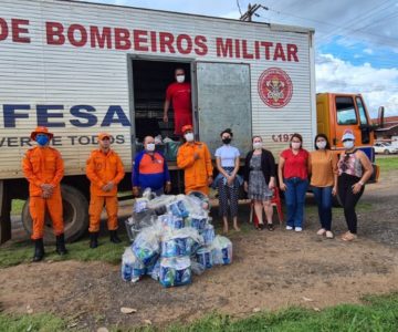 A pedido da Defesa Civil Famílias atingidas pela enchente em Rolim de Moura recebem do Governo de Rondônia água mineral e material de higiene e limpeza