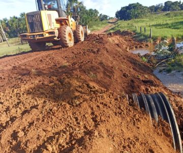 SEMOSP substitui ponte de madeira por tubos PEAD na linha 176 lado norte em Rolim de Moura