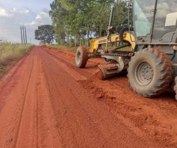 Zona Rural de Rolim de Moura recebe limpeza e patrolamento