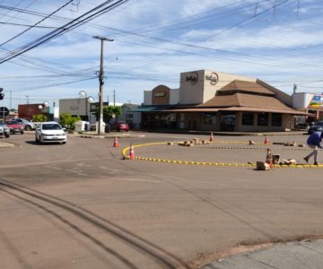 COMTRAN implanta rotatória no cruzamento da Fortaleza com a Barão de Melgaço no centro de Rolim de Moura