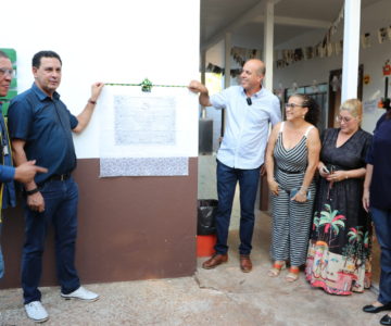 Prefeitura de Rolim de Moura inaugura passarela coberta e reforma dos banheiros da Escola Altenir Tavares