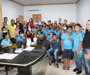 Alunos da Escola José Veríssimo visitam prefeitura de Rolim de Moura