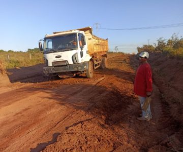 Secretaria de Obras realiza limpeza e encascalhamento na linha 192 lado norte