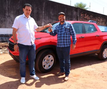 Prefeito Aldo Júlio entrega caminhonete para secretaria de agricultura de Rolim de Moura