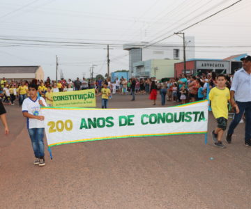 Prefeitura de Rolim de Moura realiza desfile de 07 de setembro e atrai multidão para comemorar bicentenário da independência do Brasil