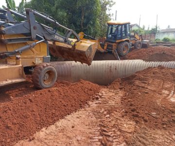 SEMOSP em Ação: Ruas e avenidas do bairro planalto recebem encascalhamento e tubos armcos, em Rolim de Moura