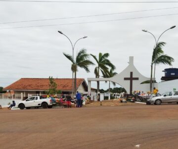 Secretaria de obras realiza limpeza do cemitério para dia de finados