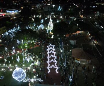 “Acender do Natal de Luz” encanta rolimourenses com bela ornamentação da Praça Durvalino de Oliveira