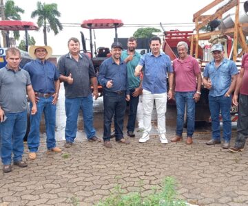 Nove associações de produtores rurais recebem maquinários agrícolas da prefeitura de Rolim de Moura