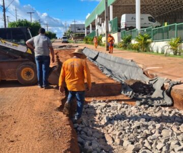 Prefeitura e DER realizam recuperação na Avenida Norte Sul em Rolim de Moura