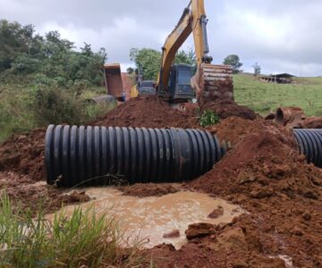 Secretaria de obras de Rolim de Moura remove manilhas e instala tubos PEAD na linha 196 lado norte