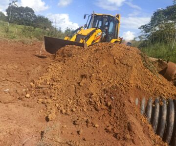 Secretaria de obras de Rolim de Moura instala tubos PEAD na linha 204 lado norte