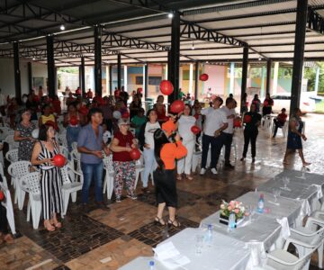 Terceira idade comemora dia das mães no encontro dos idosos em Rolim de Moura