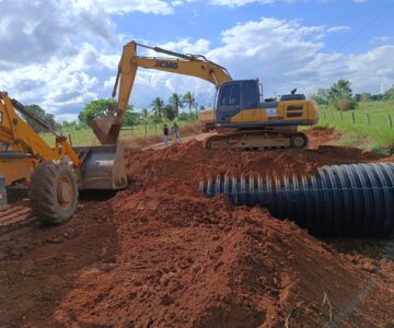 SEMOSP realiza a instalação de tubos PEAD na linha 200 lado sul em Rolim de Moura