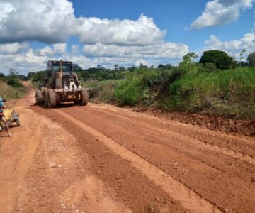 SEMOSP em ação: Linha 168 norte recebe patrolamento, em Rolim de Moura