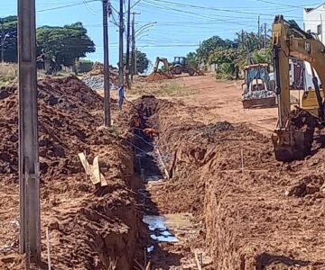 Avançam obras de drenagem e pavimentação na avenida Fortaleza no Bairro Centenário