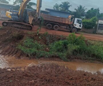 Concluindo o Beira Rio, SEMOSP avança com limpeza nos bairros de Rolim de Moura