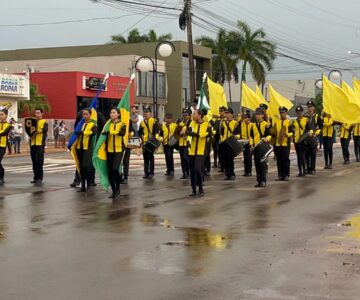 Mais de 40 agremiações abrilhantam o desfile de 7 de setembro em Rolim de Moura