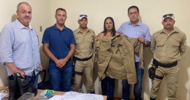 Agentes de trânsito de Rolim de Moura recebem novos uniformes