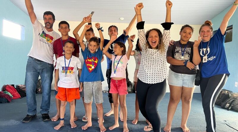 Crianças atendidas pelo serviço de fortalecimento de vínculo de Rolim de Moura participam de atividades recreativas com acadêmicos de psicologia da Farol