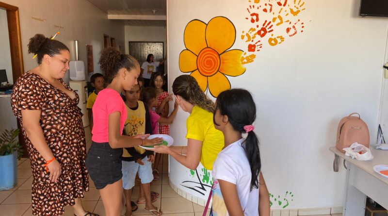 Crianças participam de atividade lúdica em ação à Campanha Maio Laranja