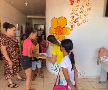 Crianças participam de atividade lúdica em ação à Campanha Maio Laranja