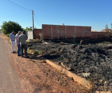 Secretaria de Meio Ambiente realiza visita ao Residencial Jequitibá após denúncia de queimada e notifica proprietários dos terrenos