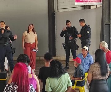 Idosos que frequentam o Centro de Convivência do Idoso de Rolim de Moura participam de palestra em defesa a pessoa idosa