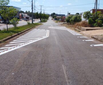 Sinalização de trânsito no cruzamento da Rio Madeira com a São Paulo indica estreitamento de via