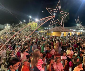 Acender das luzes do Natal de Luz reúne rolimourenses na Praça Durvalino de Oliveira