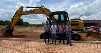 Prefeitura de Rolim de Moura recebe maquinários adquiridos com recursos de emenda do deputado Fernando Máximo