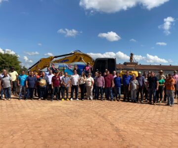 Prefeitura de Rolim de Moura recebe escavadeira hidráulica para reforçar os trabalhos da Secretaria Municipal de Agricultura