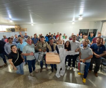 Secretaria de Agricultura de Rolim de Moura entrega kits de apicultura a produtores rurais