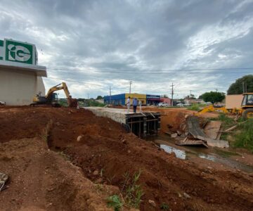Prefeitura retoma obra na região central com pavimentação e drenagem na rua Rio Branco