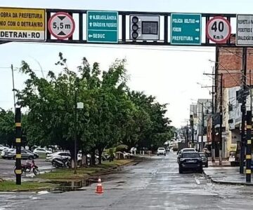 Semáforo da 25 de Agosto com a Corumbiara segue aguardando manutenção e Comtran reforça pedido de atenção aos condutores