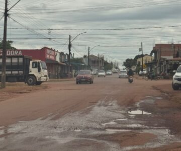 Despejo irregular de água nas ruas pode gerar multas e trazer prejuízos às vias públicas em Rolim de Moura
