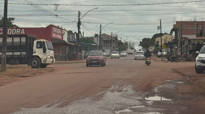 Despejo irregular de água nas ruas pode gerar multas e trazer prejuízos às vias públicas em Rolim de Moura