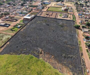 SEMMADU age com rapidez após incêndio de grande porte e autuará proprietários de terrenos em Rolim de Moura