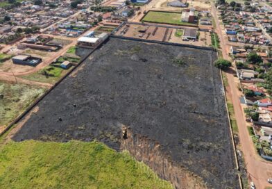 SEMMADU age com rapidez após incêndio de grande porte e autuará proprietários de terrenos em Rolim de Moura
