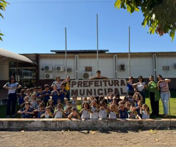 Alunos da escola Júlia Bobek vivenciam aula de cidadania em visita à Prefeitura de Rolim de Moura