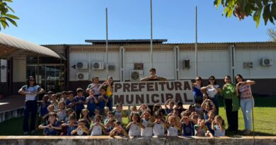 Alunos da escola Júlia Bobek vivenciam aula de cidadania em visita à Prefeitura de Rolim de Moura