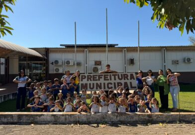 Alunos da escola Júlia Bobek vivenciam aula de cidadania em visita à Prefeitura de Rolim de Moura