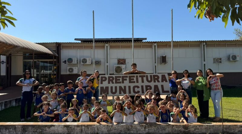 Alunos da escola Júlia Bobek vivenciam aula de cidadania em visita à Prefeitura de Rolim de Moura